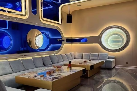 江城夜色觅知音 舞台主角绽放独特光芒